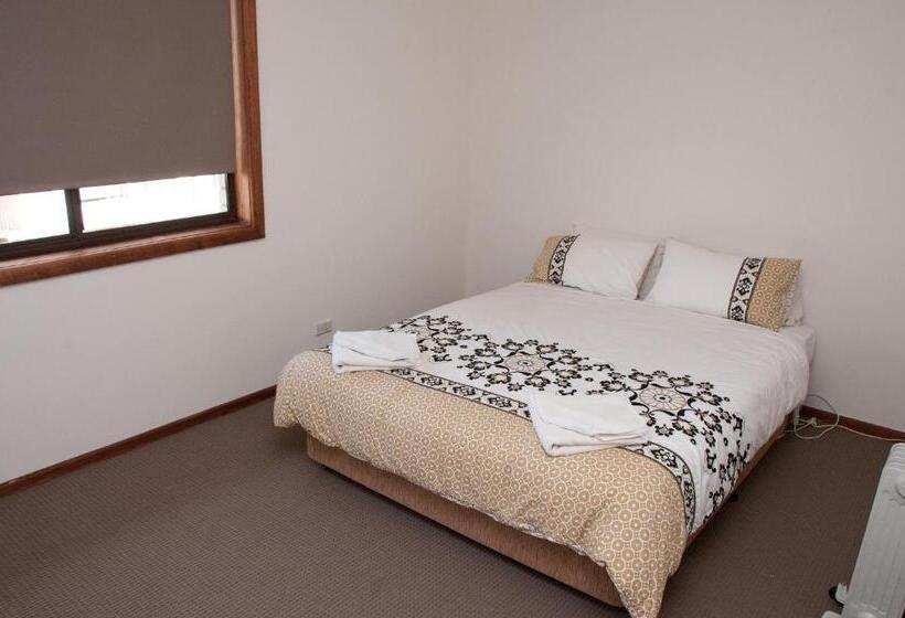 آپارتمان 4 خوابه, The Swiss Motel