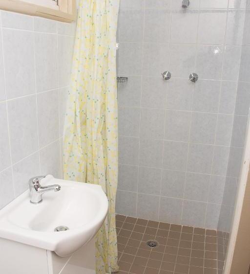 اتاق لوکس سه تخته, The Swiss Motel