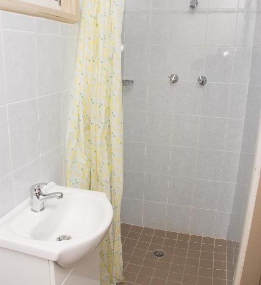 اتاق استاندارد چهار تخته, The Swiss Motel