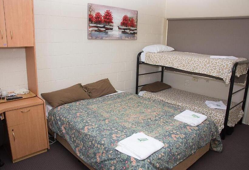 اتاق خانوادگی تودرتو, The Swiss Motel