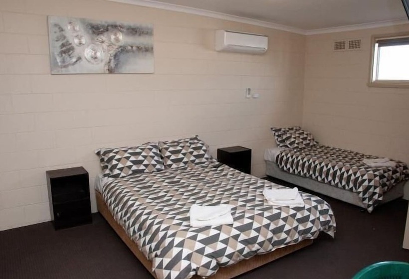 اتاق استاندارد سه نفره, The Swiss Motel