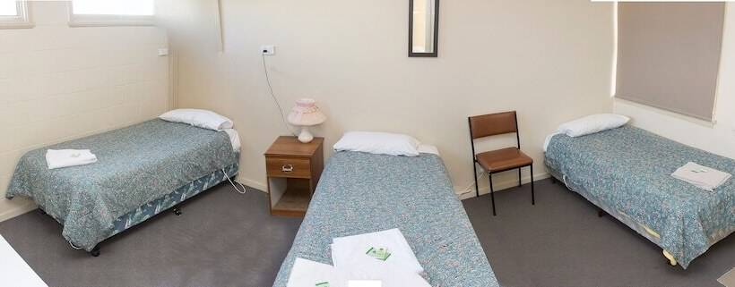 اتاق خانوادگی تودرتو, The Swiss Motel