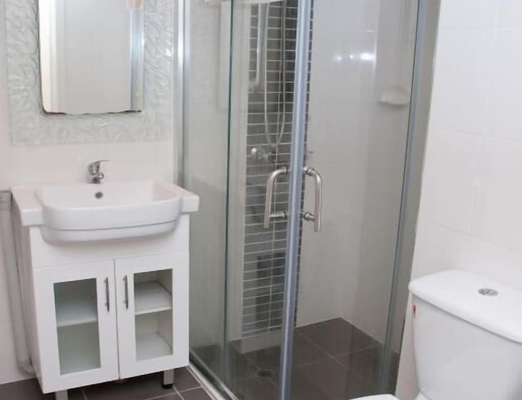 آپارتمان 3 خوابه, The Swiss Motel