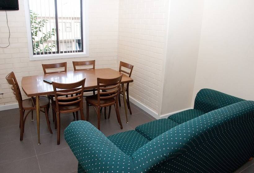 آپارتمان 3 خوابه, The Swiss Motel