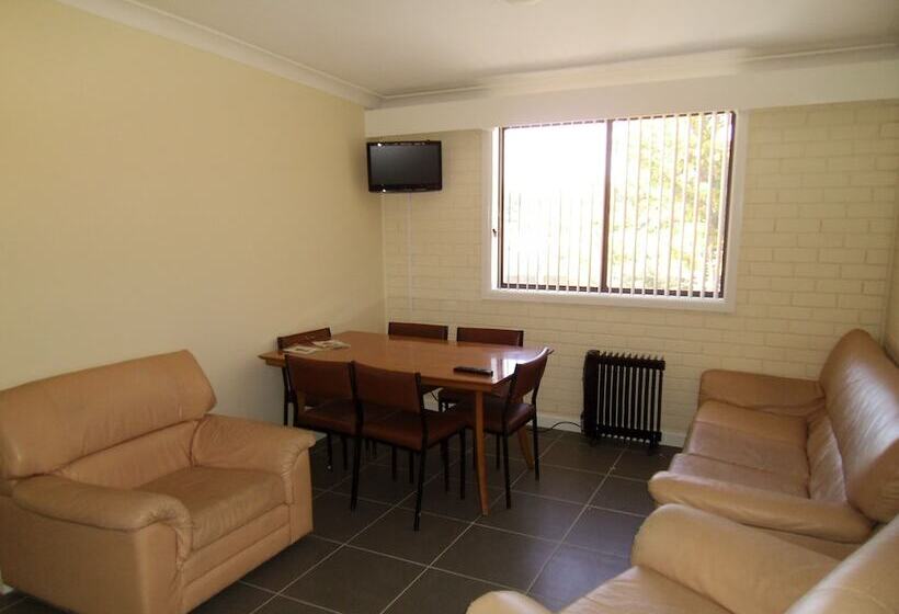 آپارتمان 3 خوابه, The Swiss Motel