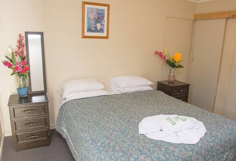 اتاق خانوادگی تودرتو, The Swiss Motel