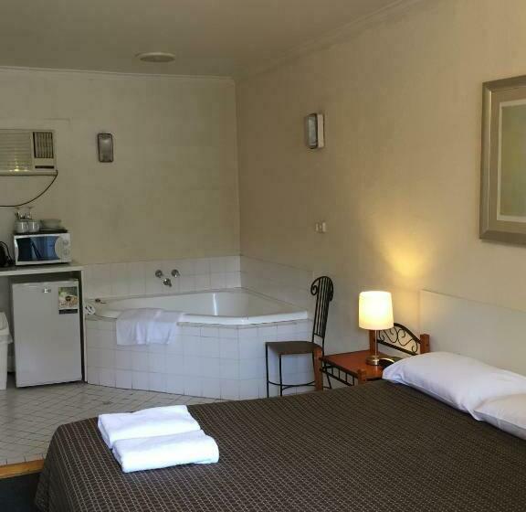 غرفة قياسية مزوَّدة بجاكوزي, Tollgate Motel