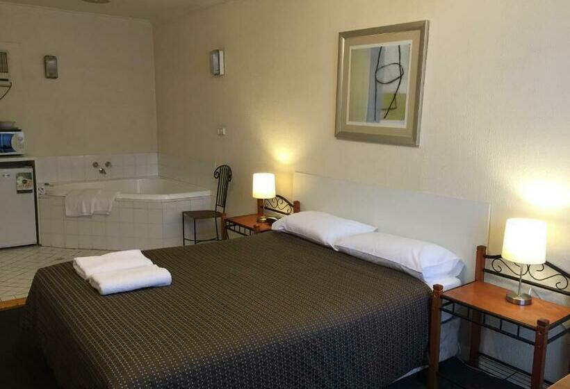 غرفة قياسية مزوَّدة بجاكوزي, Tollgate Motel