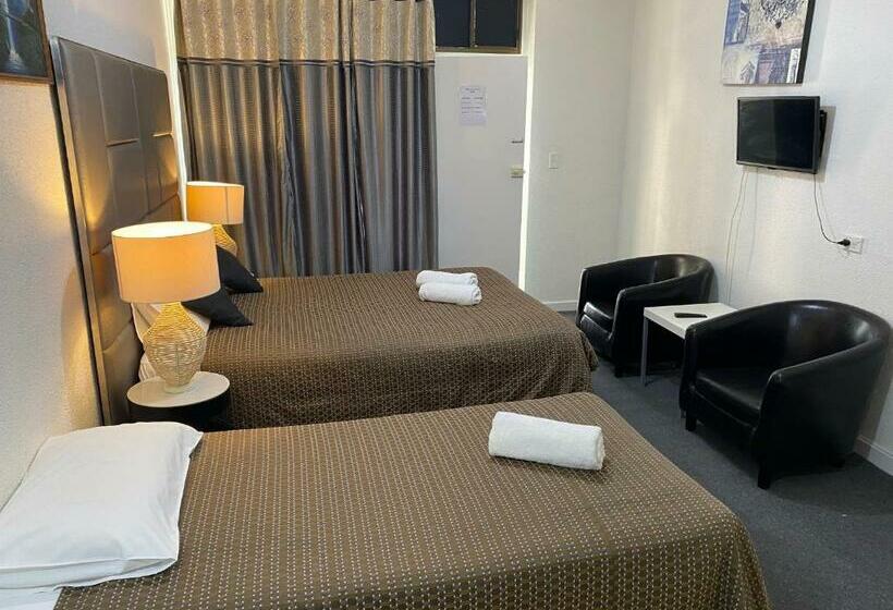 غرفة قياسية, Tollgate Motel