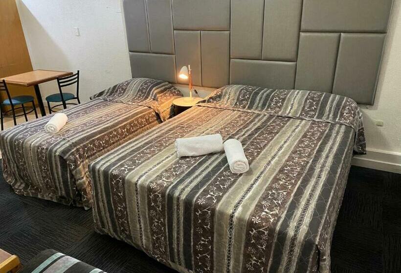 غرفة قياسية, Tollgate Motel