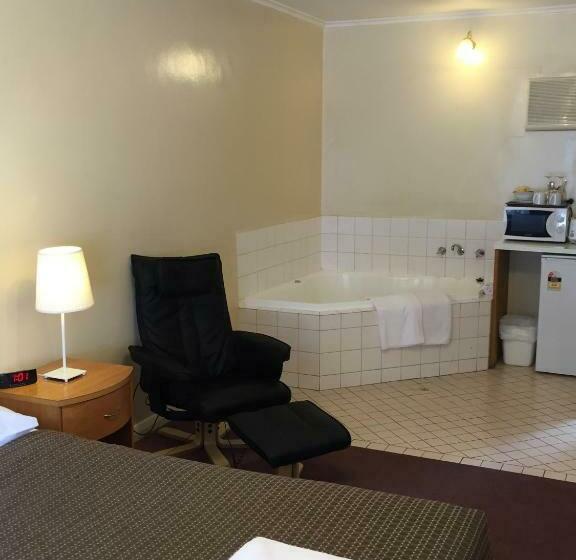 غرفة قياسية مزوَّدة بجاكوزي, Tollgate Motel