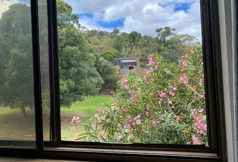 غرفة عائلية, Tollgate Motel