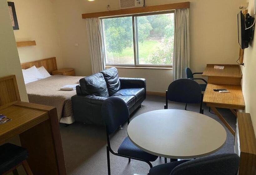 غرفة عائلية, Tollgate Motel