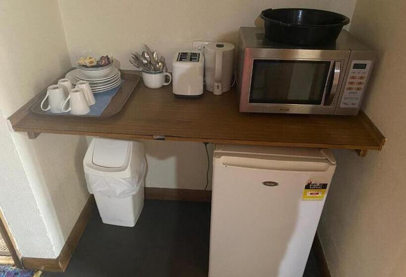 غرفة عائلية, Tollgate Motel