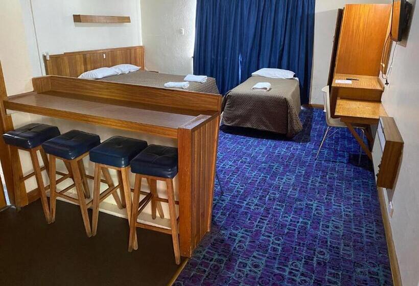 패밀리 룸, Tollgate Motel