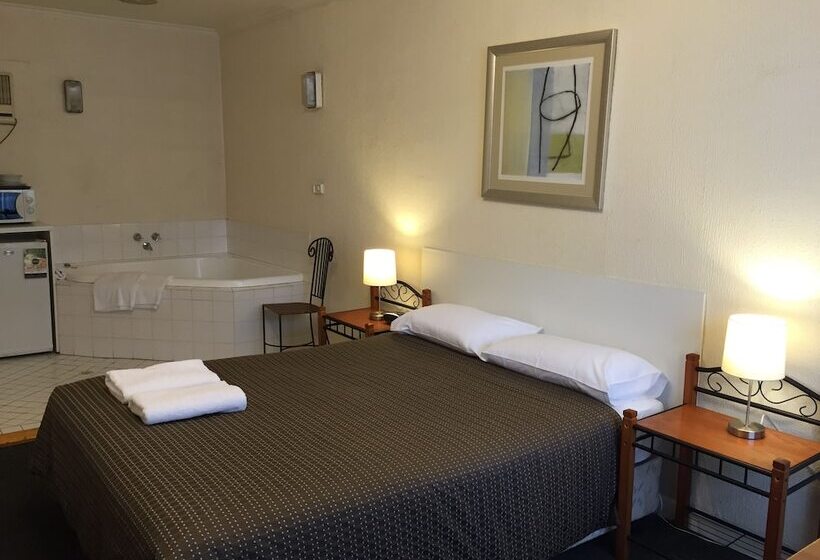 غرفة قياسية مزوَّدة بجاكوزي, Tollgate Motel