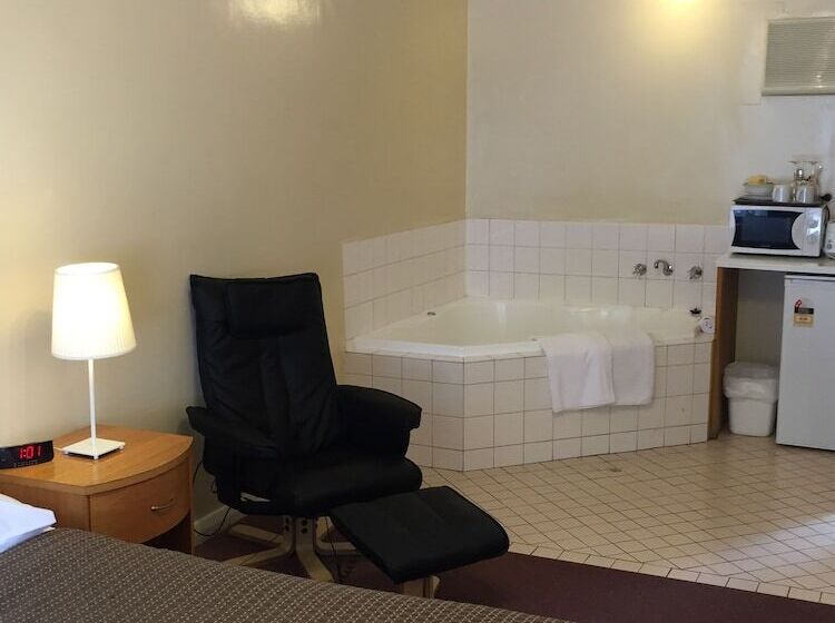 غرفة قياسية مزوَّدة بجاكوزي, Tollgate Motel