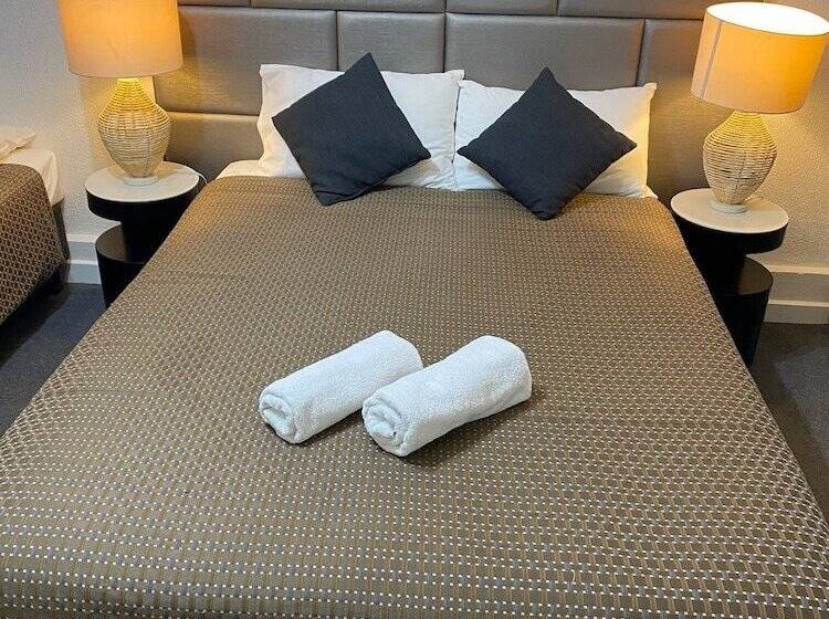 غرفة قياسية, Tollgate Motel