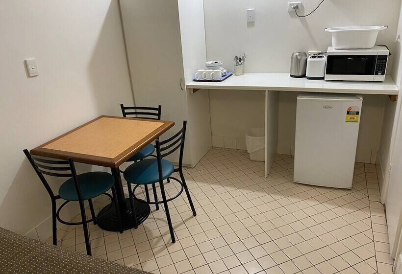 غرفة قياسية, Tollgate Motel