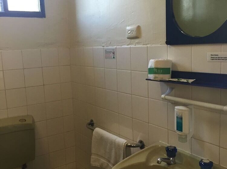 غرفة عائلية, Tollgate Motel