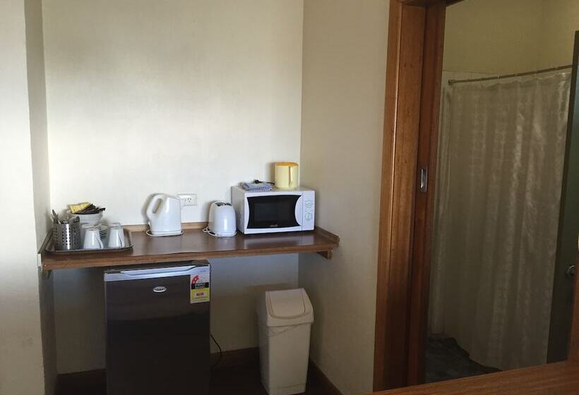 غرفة عائلية, Tollgate Motel