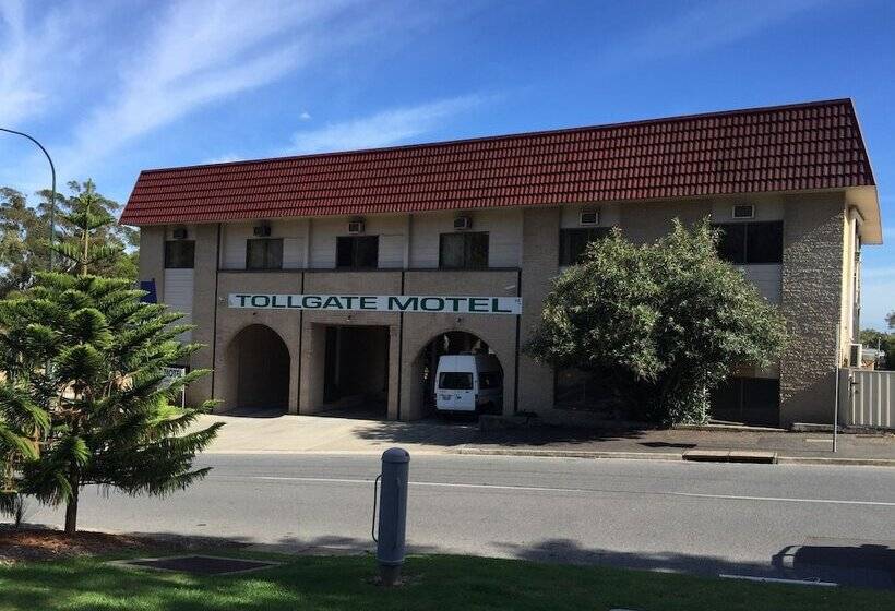 غرفة عائلية, Tollgate Motel