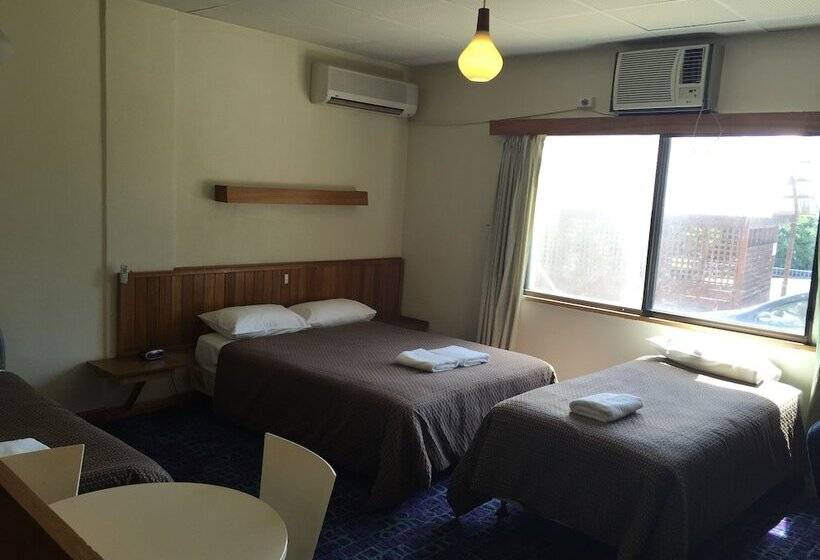 패밀리 룸, Tollgate Motel