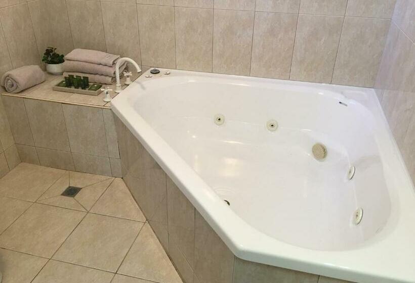 バスタブ付きスタンダードルーム, Warburton Motel Where Mid Century Style Meets The Mountains