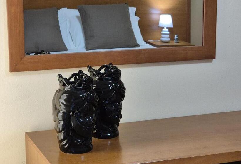 Perhehuone, Laranda Rooms