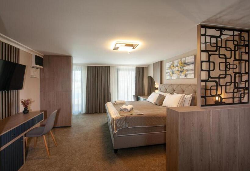 اتاق استاندارد سه تخته با بالکن, Kralj