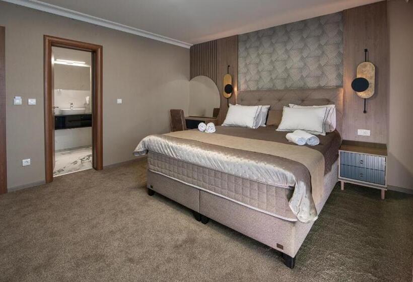 اتاق لوکس با بالکن, Kralj