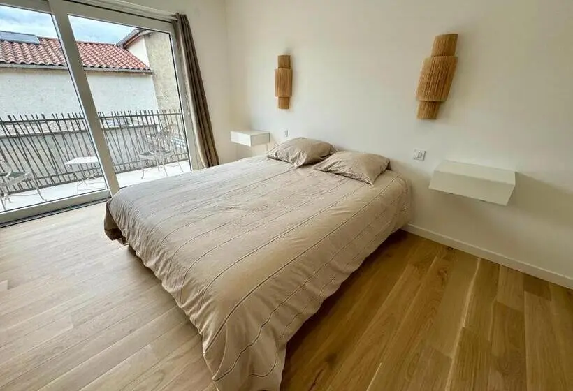 キングサイズベッドのデラックスルーム, Suite Avec Balcon, Kitchenette équipée, Douche, Baignoire, Wc Et Bureau