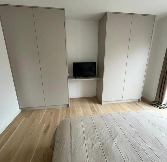 キングサイズベッドのデラックスルーム, Suite Avec Balcon, Kitchenette équipée, Douche, Baignoire, Wc Et Bureau