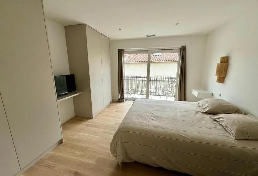 キングサイズベッドのデラックスルーム, Suite Avec Balcon, Kitchenette équipée, Douche, Baignoire, Wc Et Bureau