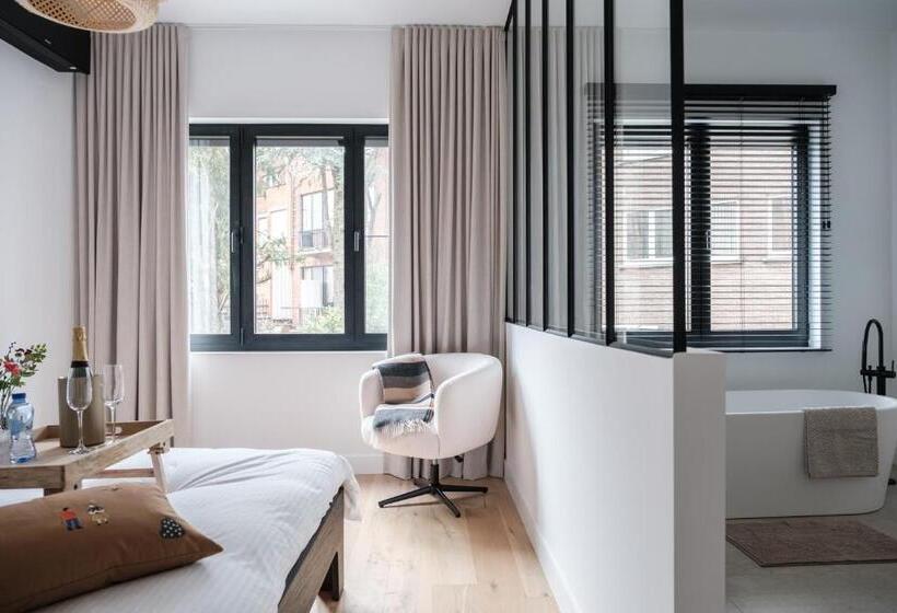 اتاق لوکس, B&b The Four