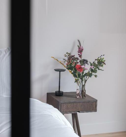 اتاق لوکس, B&b The Four