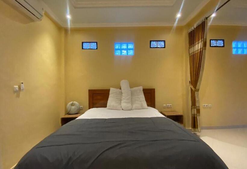 חדר דחוקס עם מיטת קינג, Capital O 93844 Arta Adi Homestay