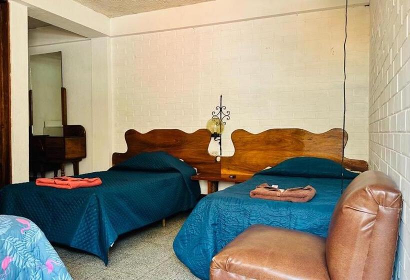اتاق استاندارد سه نفره, Royal Palace Hostal
