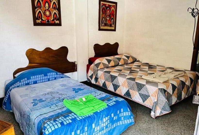 اتاق استاندارد چهار تخته, Royal Palace Hostal