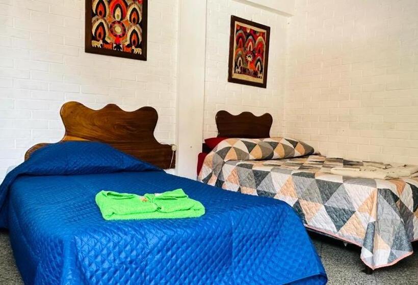 اتاق استاندارد چهار تخته, Royal Palace Hostal