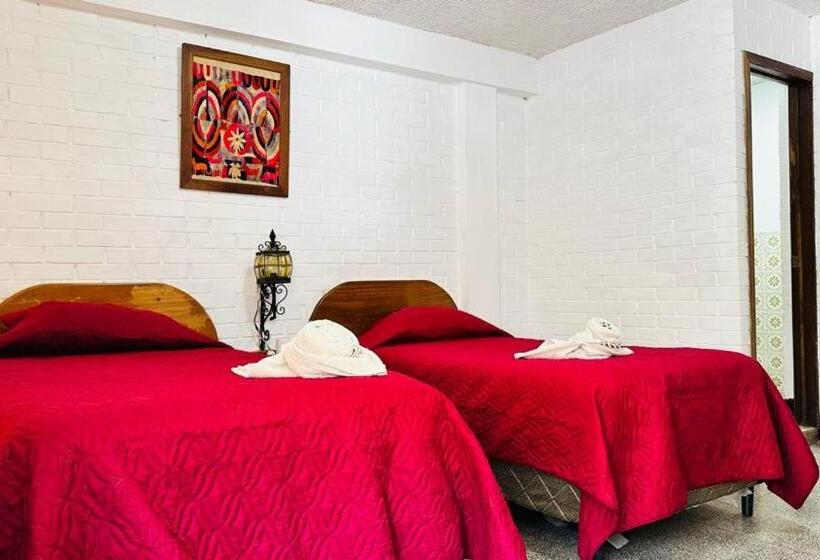 اتاق استاندارد چهار تخته, Royal Palace Hostal