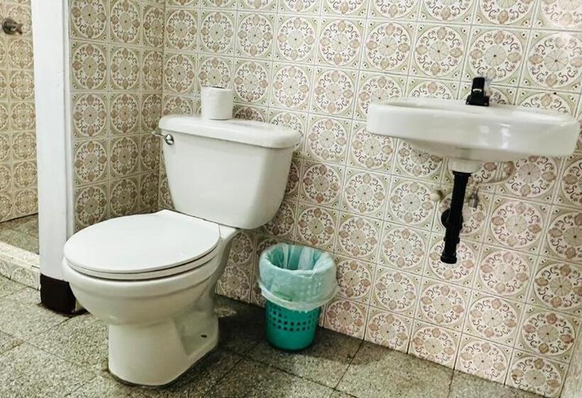 اتاق استاندارد چهار تخته, Royal Palace Hostal