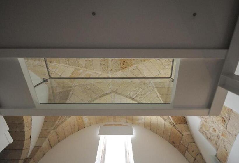 スタンダードスタジオ, B&b Corte Regina Esther