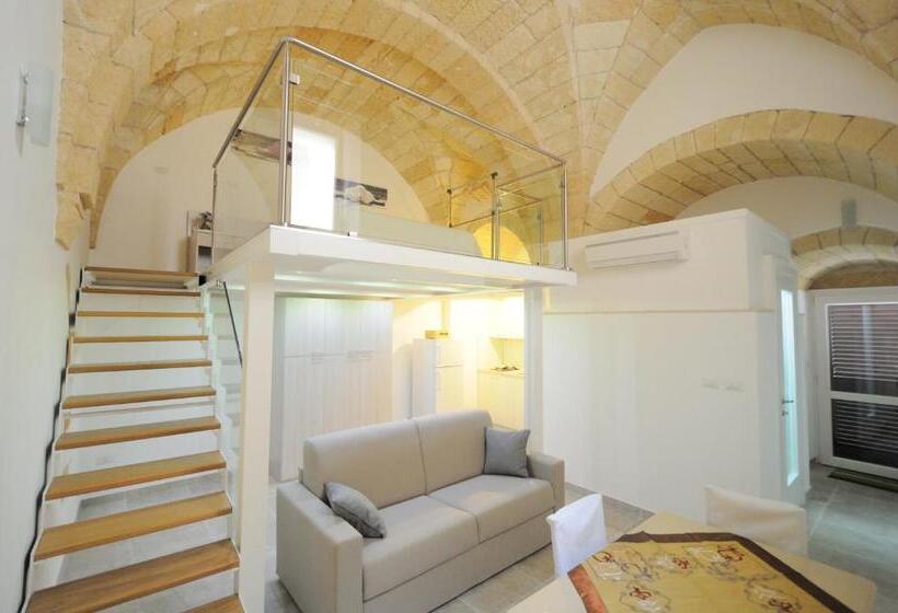 スタンダードスタジオ, B&b Corte Regina Esther