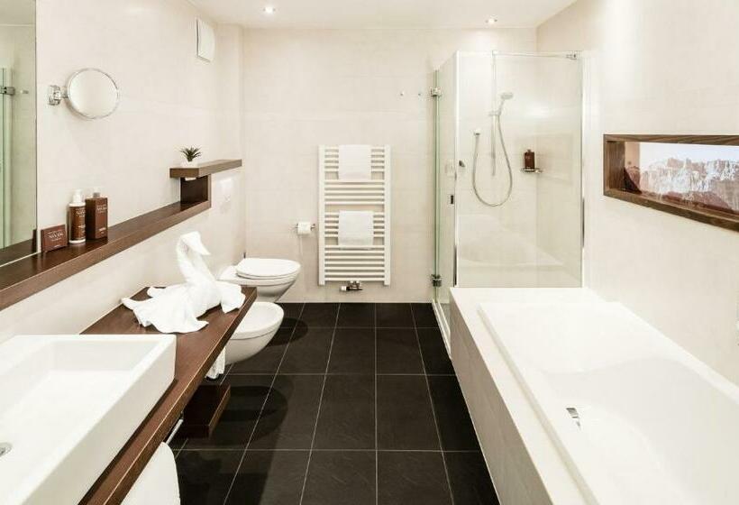 Полулюкс, Boutique Hotel Nives Luxury & Design In The Dolomites