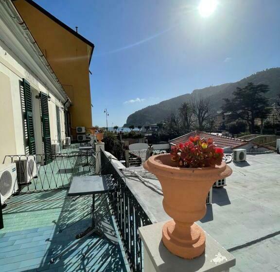 اتاق ساده سه‌ نفره, Miramare
