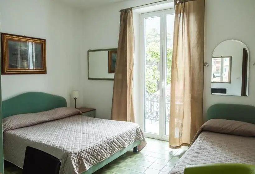 Basic Kolmen Hengen Huone, Miramare