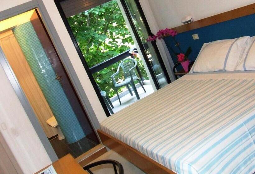 חדר סטנדרט לשלושה עם מרפסת, Morotti