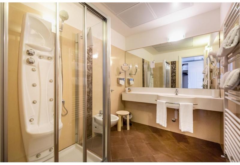 חדר דלוקס צדדי נוף לים, Park Hotel Pineta