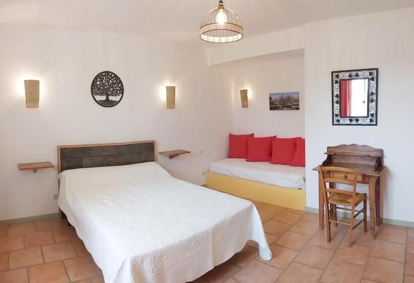 غرفة قياسية مطلّة علي حمام السباحة, La Ramade 5 Chambres & Table D Hôtes En Drôme Provençale